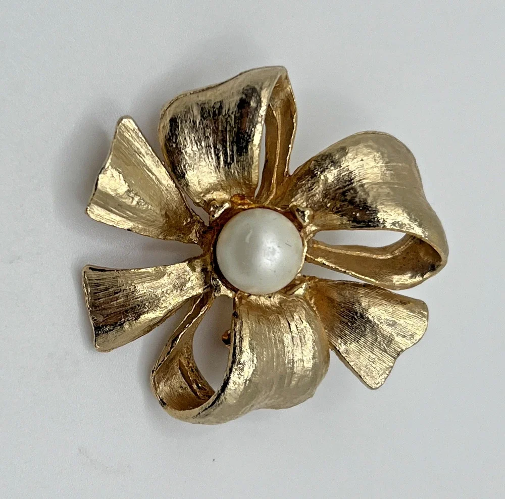 Vintage Brushed Gold Tone Flower & Bow Faux Pearl Costume Classy Brooch
